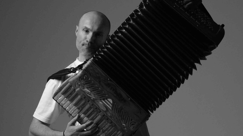 PREOKRET PRED SPEKTAKL U SAVI: Aleksandar Sofronijević u izdanju kao iz filma, publika sprema se za nezaboravno veče (FOTO) – koncert u Sava Centru