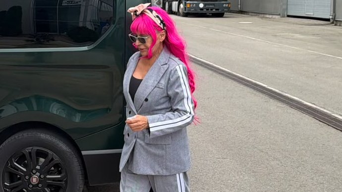 STIL ZORICE BRUNCLIK PODIGAO PRAŠINU: Pevačica stigla na snimanje Pinkovih zvezda, Kemiš uz nju kao senka (FOTO)