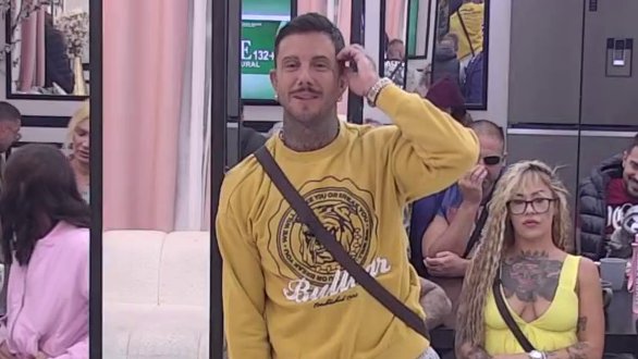 ĐUKIĆ PONOVO NA METI PITANJA: Zadrugar se zapetljao između Laure i Biljane, evo šta je odgovorio (VIDEO) – Đukić između Laure i Biljane