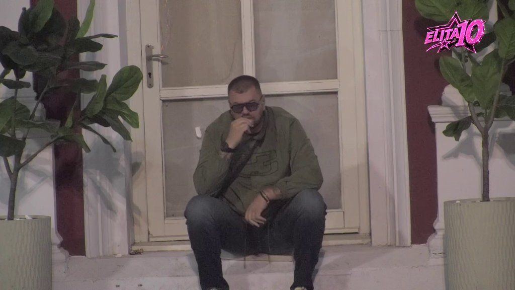 JANJUŠ NA IVICI STRPLJENJA ZBOG SANDRE I MATEJE: Sve više sumnja da mu kriju istinu, napetost raste u Beloj kući (VIDEO) – napad u Beloj kući