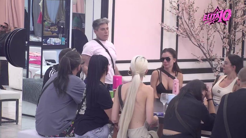 MATORA ISPLJUNULA ISTINU O ĐUKIĆU I CARU: Poznate zadrugare iznenadila njenom analizom, a jedan komentar podigao tenziju u Beloj kući (VIDEO)