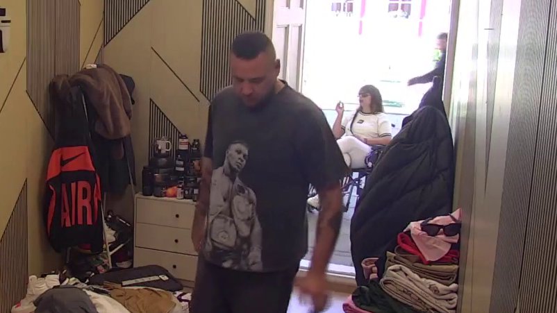 MILJANA PREUZELA KONTROLU NAD CAROM: Zadrugarka sela u njegova kolica, a zatim ga provozala po dvorištu (VIDEO)