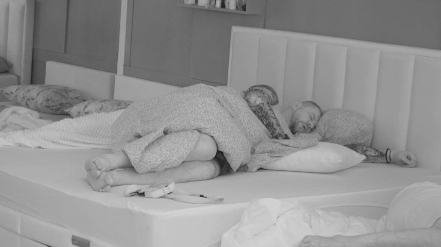 SUMNJA RASTE, ALI PRILJUBLJENOST OSTAJE: Sandra i Janjuš zaspali zagrljeni u Beloj kući, otkrivaju nove emocije (VIDEO)