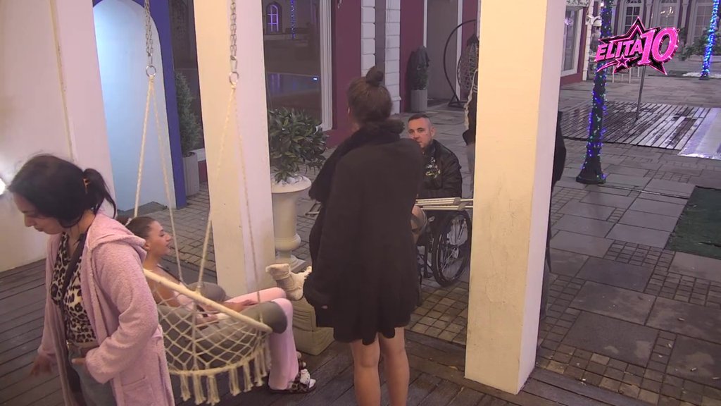 DRAMA U BELOJ KUĆI: Radojka ne može da prestane da plače, Car i Milovan pokušali da je smire, ali situacija izmiče kontroli (VIDEO)