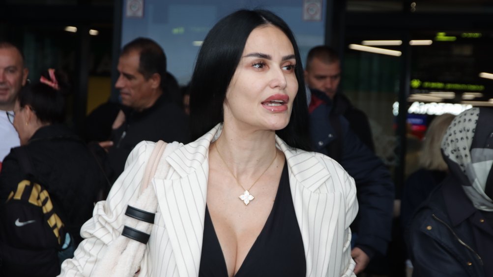 INDI UHVAĆENA NA AERODROMU BEZ ŠMINKE: Pevačica otkrila istinu o zaradi, bakšišu i emotivnom statusu (FOTO) – bakšiš na nastupima u dijaspori