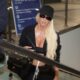 Jelena Karleuša na aerodromu u društvu menadžera Radina – Jelena Karleuša aerodrom