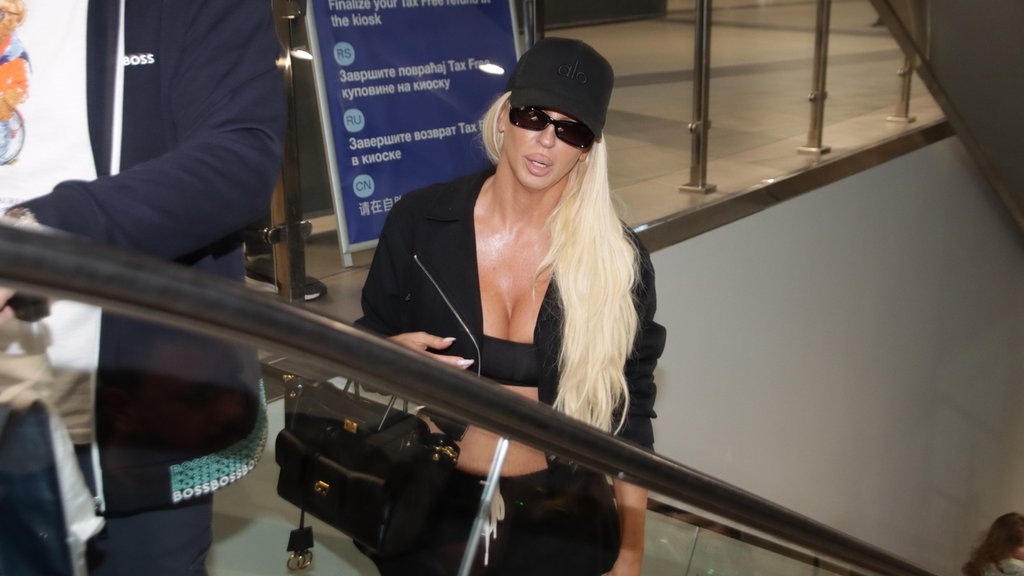 Jelena Karleuša na aerodromu u društvu menadžera Radina – Jelena Karleuša aerodrom