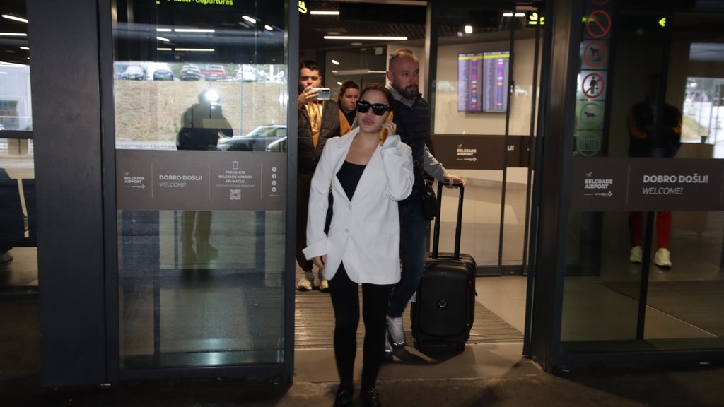 POVRATAK SA STILA NA AERODROMU: Aleksandra Mladenović i Tamara Milutinović sletele u Beograd, jedan detalj privukao svu pažnju (FOTO) – poznate pevačice na aerodromu