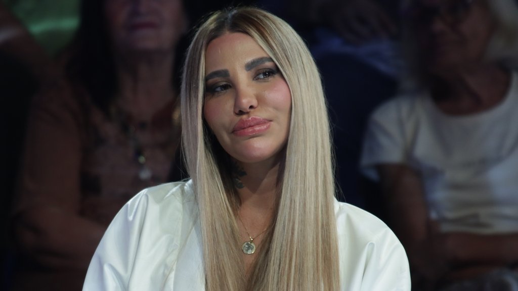 PREOKRET U IZGLEDU ANELI AHMIC: Zadrugarka odlučila da menja frizuru, svi se pitaju kako će izgledati (VIDEO) – promena frizure Aneli Ahmić