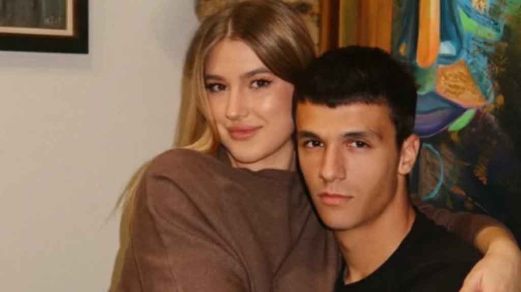 SVE POGLEDI USMERENI NA TRIBINE: Ćerka Goce Tržan podržala dečka fudbalera, a jedan poljubac izazvao lavinu emocija (FOTO) – Lena Marinković i Vukašin Jovanović