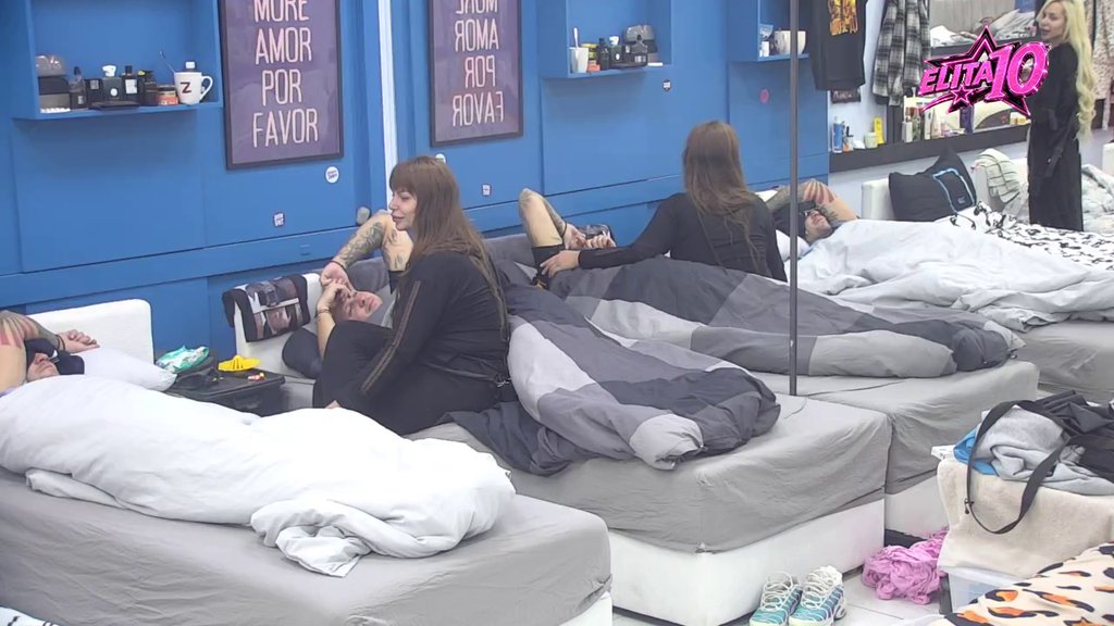 JEZIK JE ZAVEZAO MILJANU: Zadrugarka pokušala da prevede natpis iznad kreveta Stefana Karića, a zbunila i sebe i cimere (VIDEO) – more amore por favor