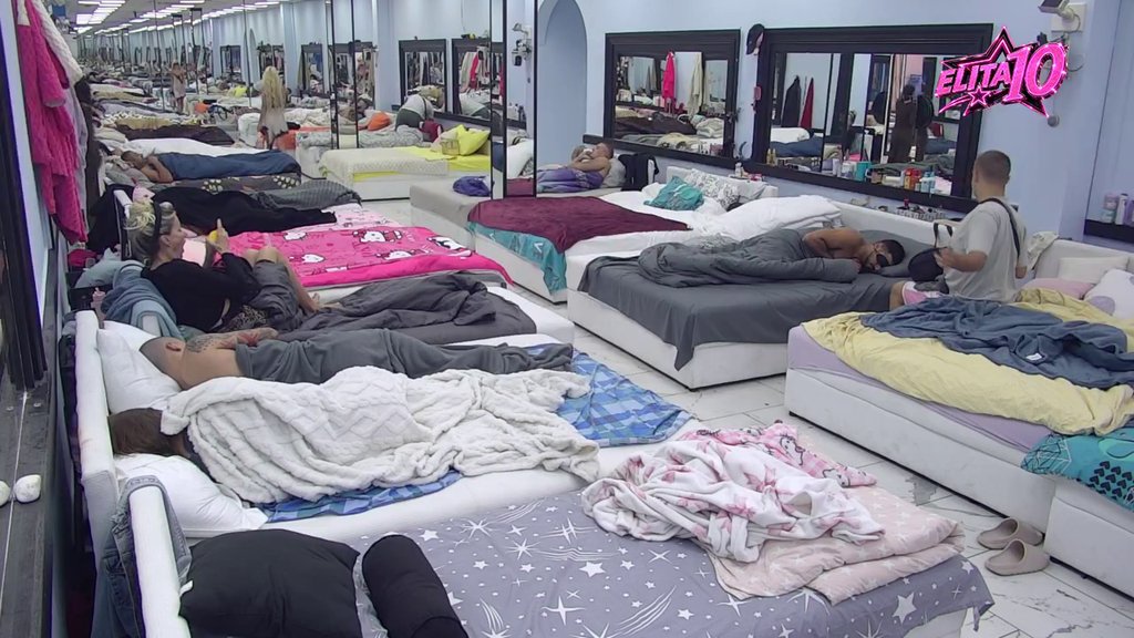 VELIKI ŠEF PREKIDA ODMOR U ELITI: Učesnici morali da skoče iz kreveta čim je zagrmela muzika, dan pun izazova tek počinje (VIDEO) – Veliki šef u Eliti