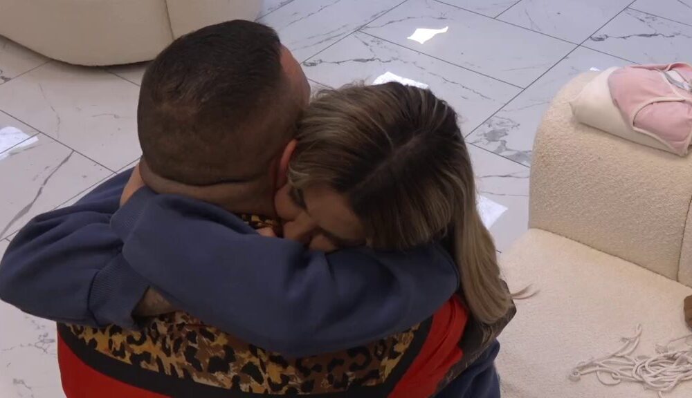 CAR NE MOŽE VIŠE DA TRPI: Filip Car doleteo do Odabranih da uteši Aneli, ona mu uzvratila zagrljajem (VIDEO) – Filip Car i Aneli Ahmić