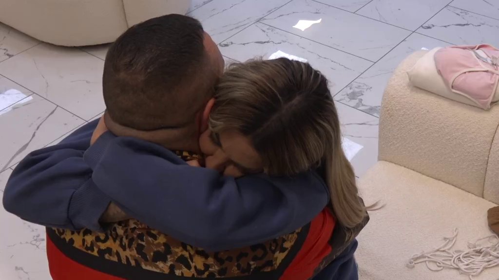 CAR NE MOŽE VIŠE DA TRPI: Filip Car doleteo do Odabranih da uteši Aneli, ona mu uzvratila zagrljajem (VIDEO) – Filip Car i Aneli Ahmić