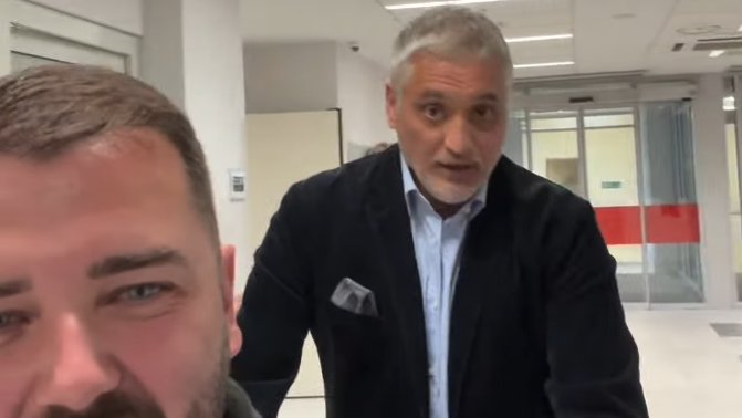 NE ODVAJA SE NI NA TRENUTAK: Čeda Jovanović gura krevet povređenom Aci Kosu, snimak iz bolnice sve otkrio (VIDEO) – Čedomir Jovanović Aca Kos