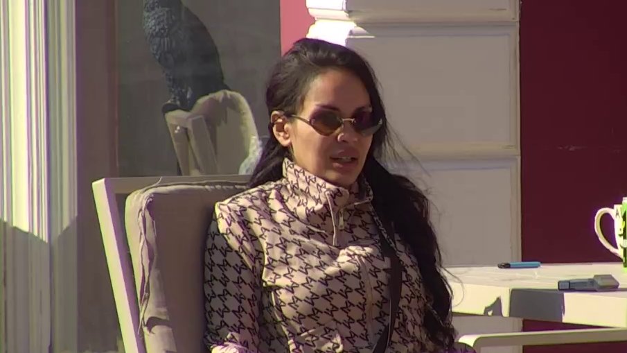 UROŠ UDARIO NA SANDRU OBRADOVIĆ: Zadrugarka odbila da se pravda Janjušu, odnosi u Beloj kući na klimavim nogama (VIDEO)