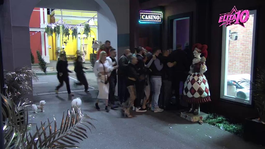 ALAVOST NA VRHUNCU U ELITI: Zadrugari jurnuli ka kazinu zbog hrane i pića, da li će doći do novih sukoba? (VIDEO) – spampedo za hranu i piće
