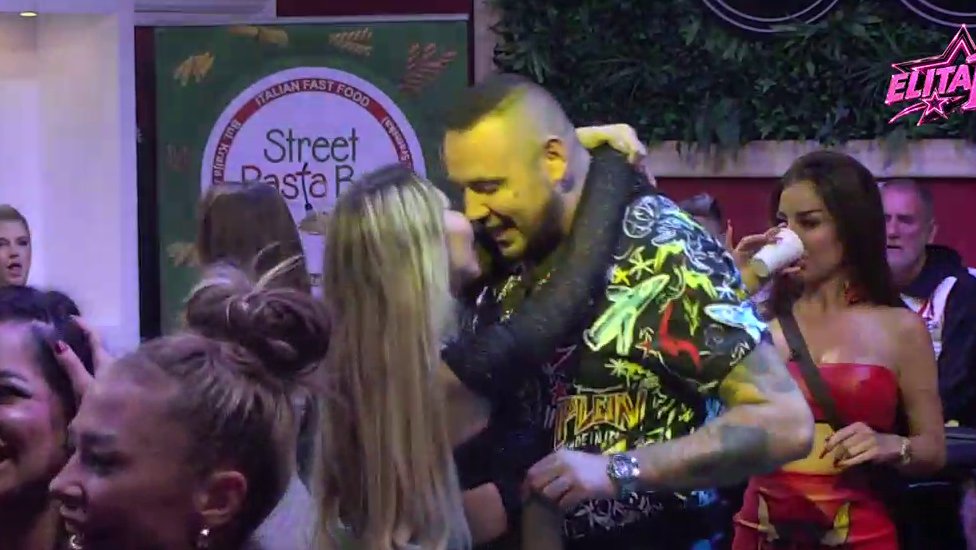 CAR PREOKRENUO ATMOSFERU NA ŽURKI: Aneli mu okrenula leđa, a zatim poslala neobičnu poruku Terzi (VIDEO) – Car peva za Aneli