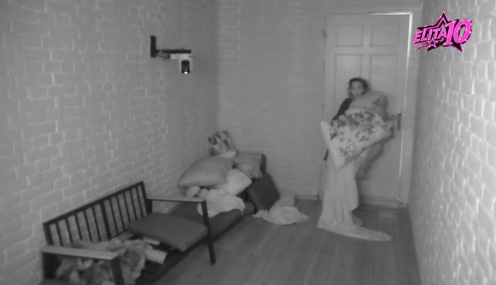 GUŽVA U IZOLACIJI IZAZVALA REAKCIJE: Aneli ušla u sobu i zatekla Đukića i Lauru u prisnom trenutku, evo kako je reagovala (VIDEO)