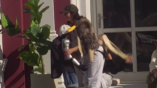 IZNENAĐENJE KOJE SE PAMTI U ELITI: Toša doneo Lauri ono što je dugo čekala, reakcija podigla atmosferu među zadrugarima (VIDEO) – Toša iznenađenje Lauri