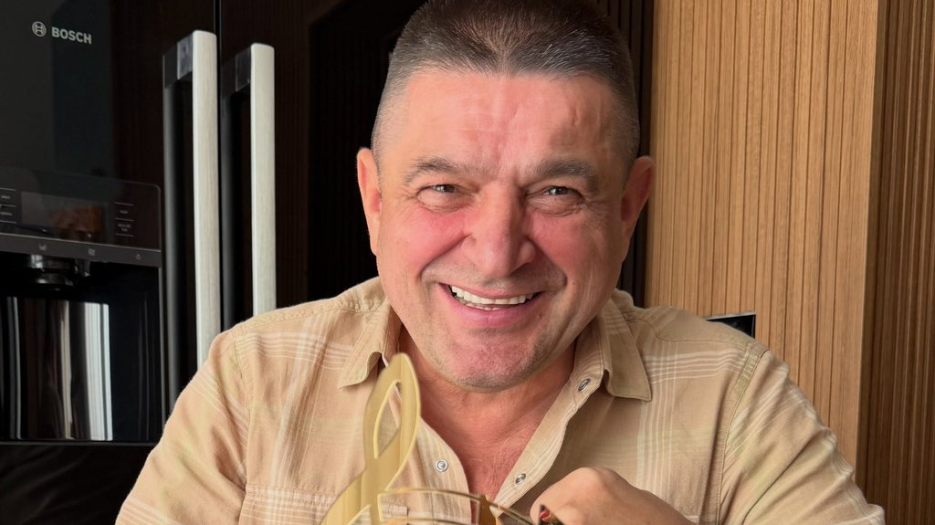 KRUNA, ZNAK I MOĆNA PORUKA NA TORTI: Baja Mali Knindža proslavio rođendan okružen simbolima karijere, detalj sa proslave sve iznenadio (FOTO) – Baja Mali Knindža rođendan