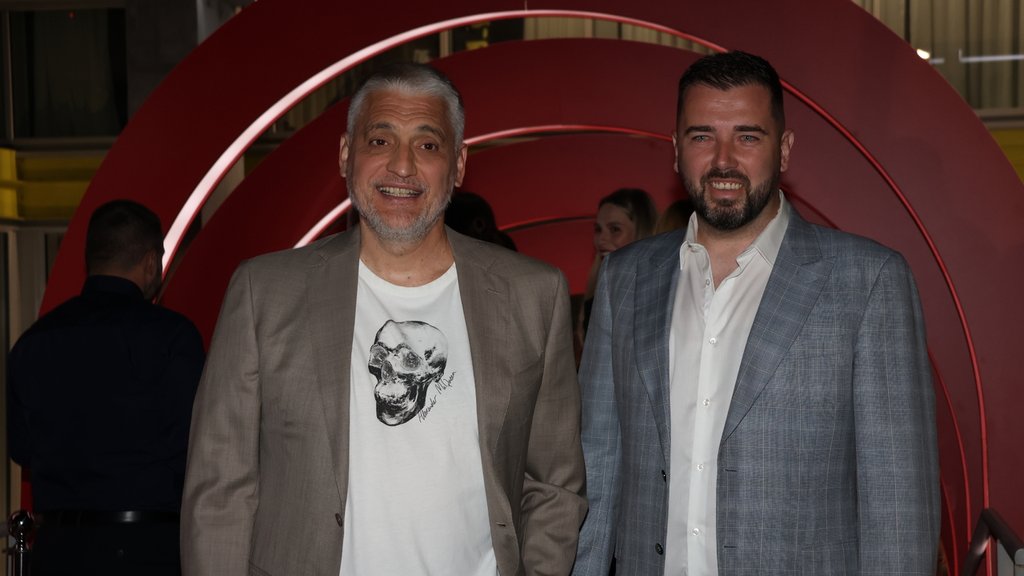 LUKSUZ NA VISOKOJ NOZI: Aleksandar Kos u centru pažnje zbog skupocenog BMW-a i sata, svi se pitaju odakle mu tolika sredstva (FOTO)