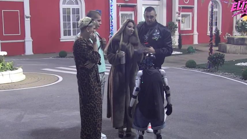 PORODIČNI PLES U BELOJ KUĆI: Toša čestitao Urošu i Karlu, a zadrugari zaboravili na sinove tokom slavlja (VIDEO) – Toša čestitke Urošu i Karlu