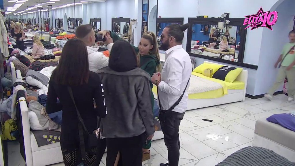 PREOKRET U BELOJ KUĆI: Aneli podelila Carevo piće sa učesnicima, reakcija svih ostavila bez reči (VIDEO) – podela Carevog pića