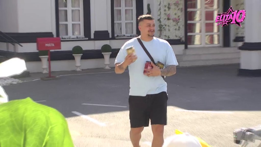 PREOKRET U ELITI: Robot Toša ispunio želju Borislavu Terziću Terzi, poklon izazvao oduševljenje učesnika (VIDEO) – robot Toša i ajvar