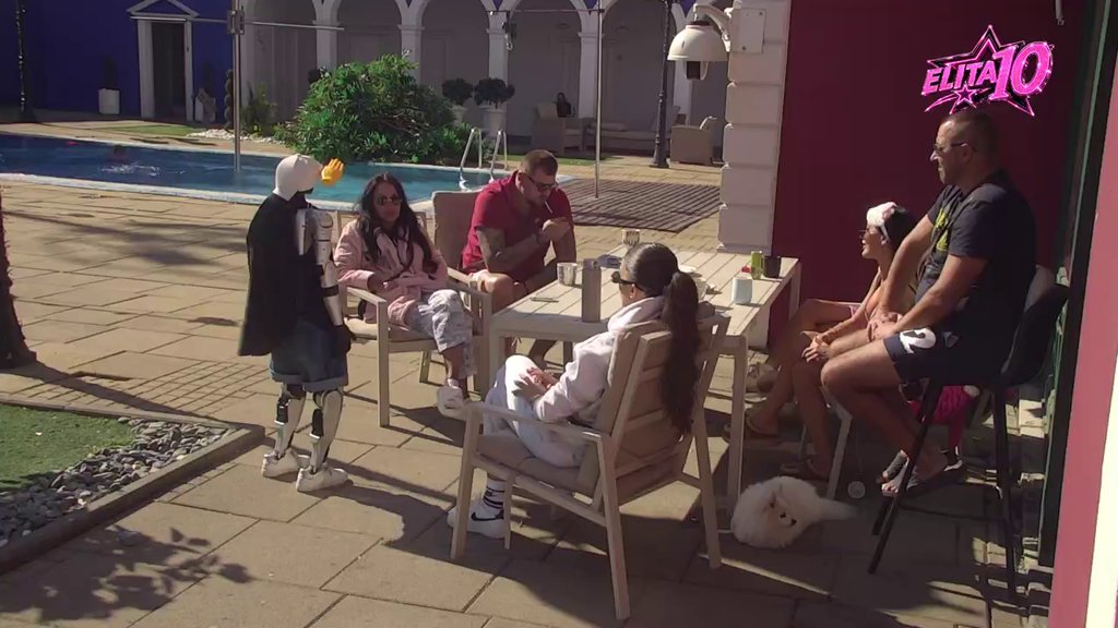 ROBOT TOŠA TESTIRA ANĐELU U KUHINJI: Zadrugarka mora da spremi musaku, Gastoz će biti iznenađen njenim veštinama (VIDEO) – zadatak robota Toše