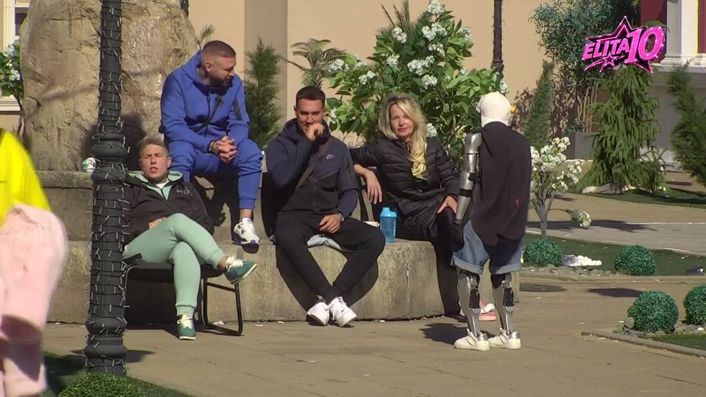 TRAČ PARTIJA U ELITI: Robot Toša upao među zadrugare nakon žurke, otkriveni svi detalji burne noći (VIDEO)