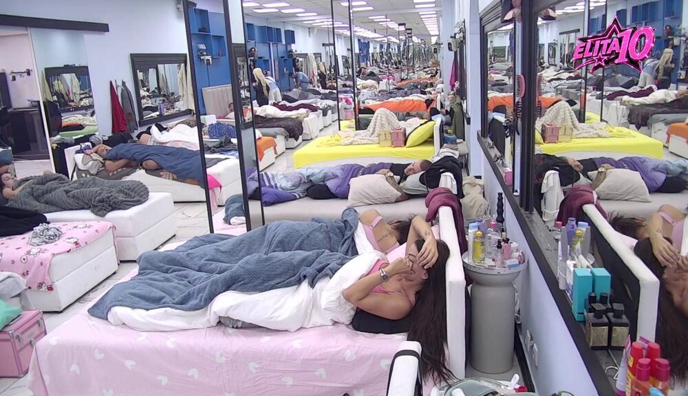 VELIKI ŠEF NEMA MILOST: Hitovi Bebi Dol odjekuju Elitom, a takmičari se bore sa mamurlukom i pravilima (VIDEO) – buđenje u Eliti