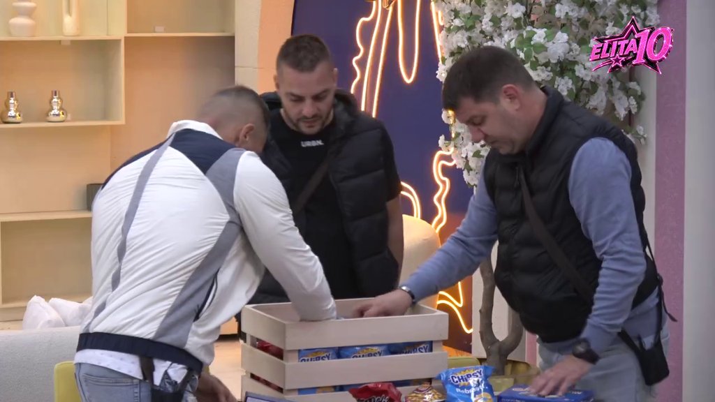 VELIKI ŠEF RAZMAZIO ODABRANE: Žurka u Beloj kući dobila poseban šmek zahvaljujući iznenađenju pred početak (VIDEO) – iznenađenje Velikog šefa u Beloj kući