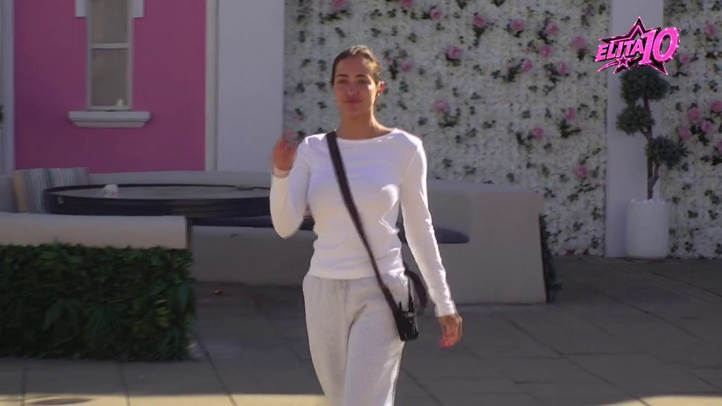 ŽELJA ISPUNJENA PRED DRVETOM: Laura i Glorija raspevale se uz hit Tee Tairović, energija pred pubom oduševila zadrugare (VIDEO) – Laura Prgomet Elita