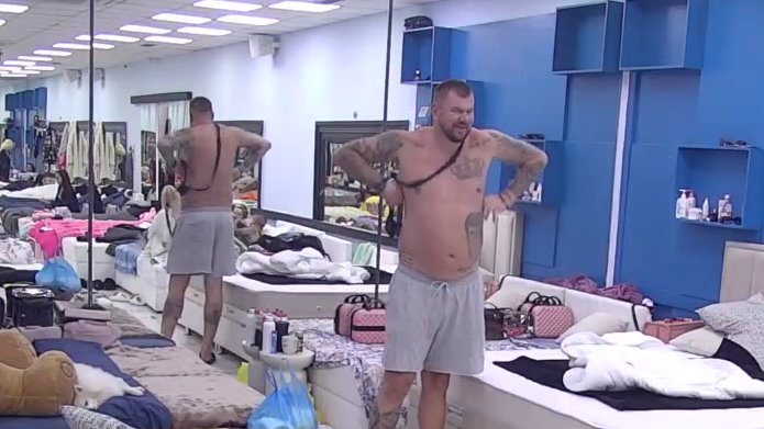 ŽURKA SE NASTAVLJA I POSLE SVEGA: Janjuš preuzeo mikrofon, spavaća soba odjekuje od pesme – Karić nije ostao nem! – Janjuš u Eliti
