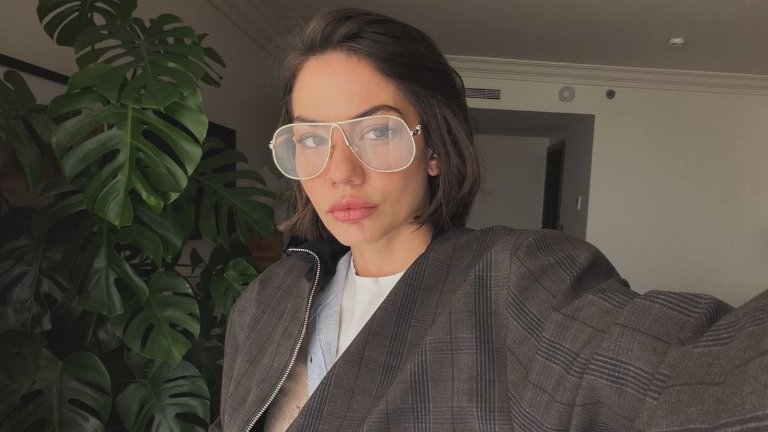 Demet Ozdemir evakuisana čamcem iz poplavljenog studija u Istanbulu – spašavanje Demet Ozdemir