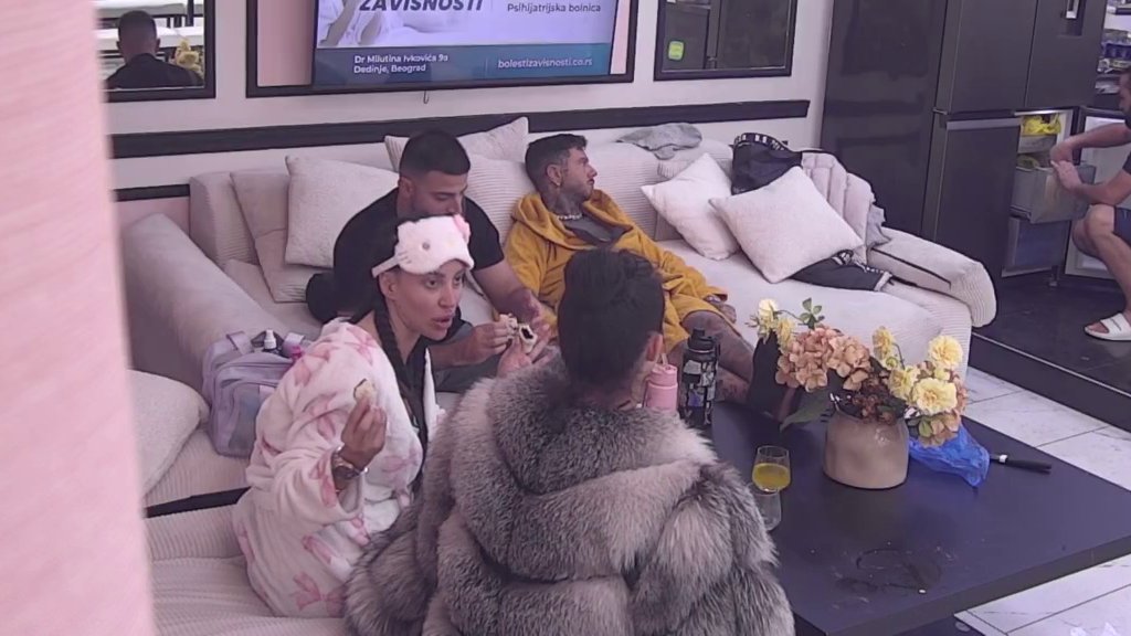 LAURA NE POPUŠTA U ELITI: Direktno suočavanje sa Slađom Poršelinom otkrilo nove tenzije među zadrugarima (VIDEO) – napad u Beloj kući