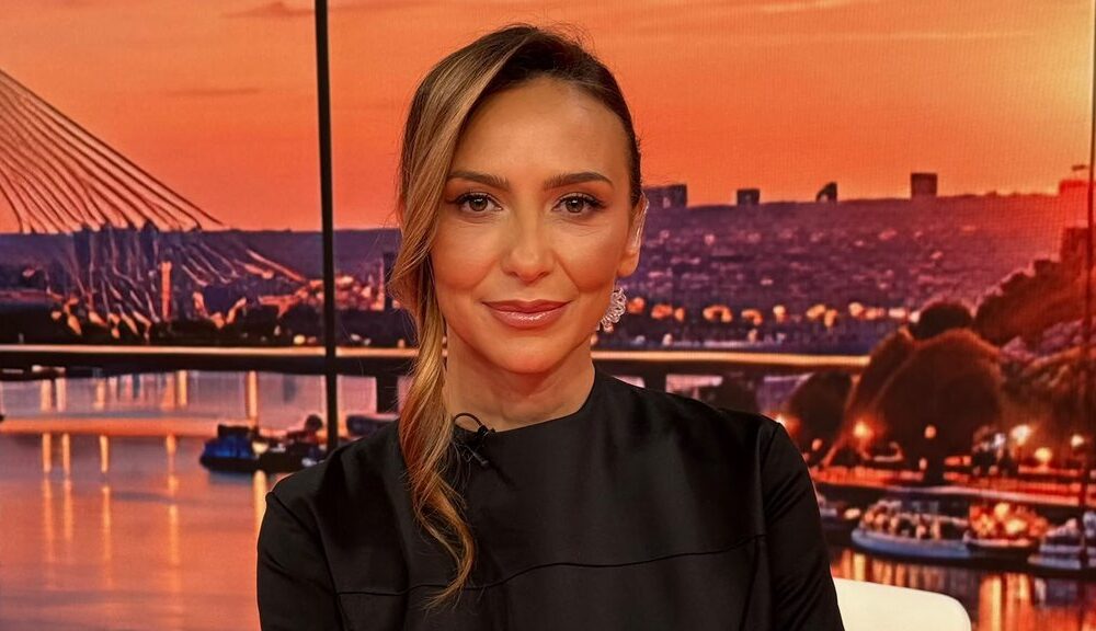 ELEGANCIJA I ODVAGA U JUTARNJEM PROGRAMU: Gordana Uzelac zablistala u crnoj haljini, a detalji njenog stajlinga oduševili gledaoce (VIDEO) – Gordana Uzelac crna haljina