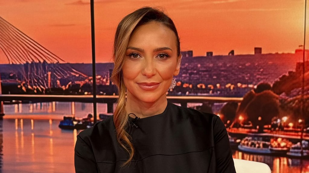 ELEGANCIJA I ODVAGA U JUTARNJEM PROGRAMU: Gordana Uzelac zablistala u crnoj haljini, a detalji njenog stajlinga oduševili gledaoce (VIDEO) – Gordana Uzelac crna haljina