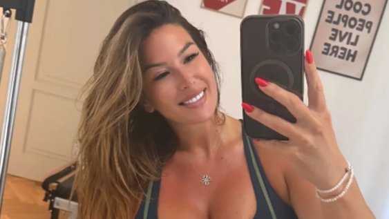 INSTAGRAM GORI ZBOG ENE POPOV: Voditeljka u crvenoj haljini bez bretela oduševila pratioce, komentari ne prestaju da stižu (FOTO) – bujni dekolte Ene Popov