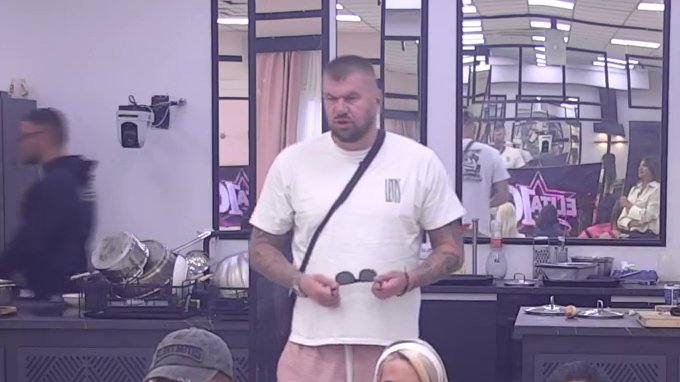 JANJUŠU NIJE SAMO MATEJA GLAVOBOLJA: Pokloni drugog muškarca podigli tenziju, evo šta je rekao o Sandri (VIDEO) – pokloni drugog muškarca u Eliti
