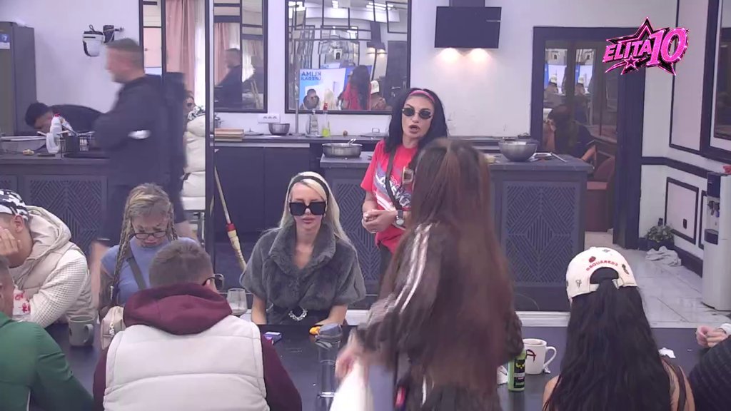 SUKOB SE RASPLAMSAVA U BELOJ KUĆI: Aleksandra i Car ne spuštaju loptu, tenzija među zadrugarima ne jenjava (VIDEO) – sukob Aleksandre i Cara