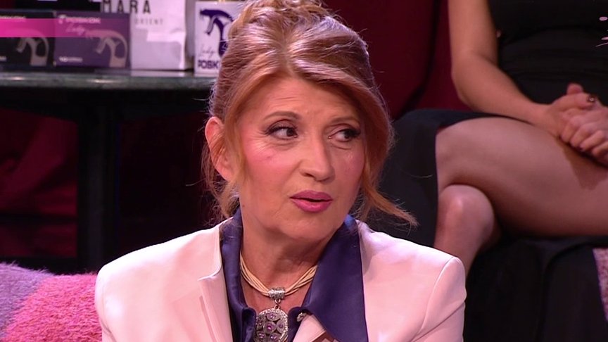 BILJANA JEVTIĆ POKAZALA KOLIKO GODINA NOSI S OSMEHOM: Rođendanska torta otkrila sve detalje, a reakcija pevačice iznenadila sve (FOTO)