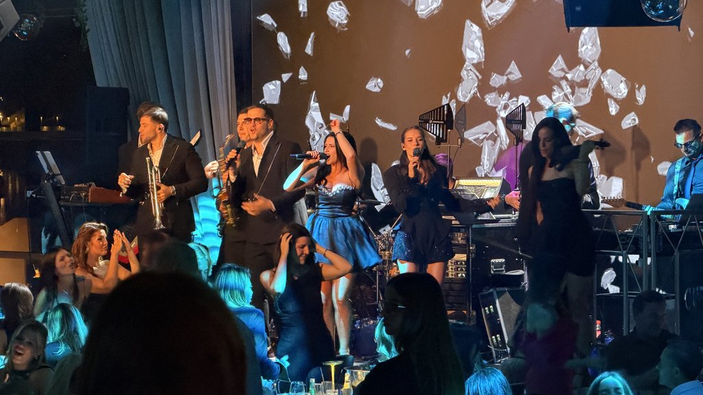 LUDNICA PRED SPEKTAKL U BEOGRADU: Chegi bend raspametio publiku, svi čekaju veliki koncert (FOTO) – zagrevanje pred solistički koncert u Beogradu