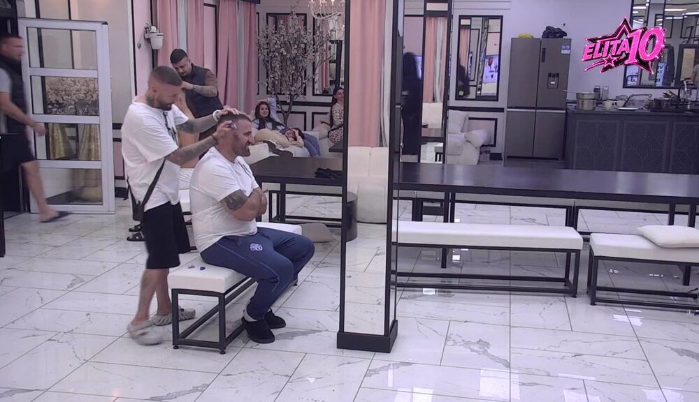 PREOKRET U BELOJ KUĆI: Nenad Aleksić Ša preuzeo mašinicu i ošišao novog cimera Mirka Damjanovića (VIDEO) – šišanje u Beloj kući