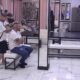 PREOKRET U BELOJ KUĆI: Nenad Aleksić Ša preuzeo mašinicu i ošišao novog cimera Mirka Damjanovića (VIDEO) – šišanje u Beloj kući