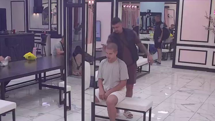 PREOKRET U BELOJ KUĆI: Borislav Terzić Terza uzeo mašinicu i osvežio frizuru Karla Ječmenika pred svima (VIDEO) – frizerske veštine u Eliti
