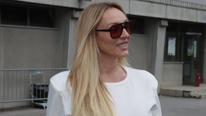 NEVEROVATNA FORMA I SA 51 GODINOM: Anabela Atijas pokazala figuru zbog koje su mreže eksplodirale (FOTO) – najzgodnija baka na estradi
