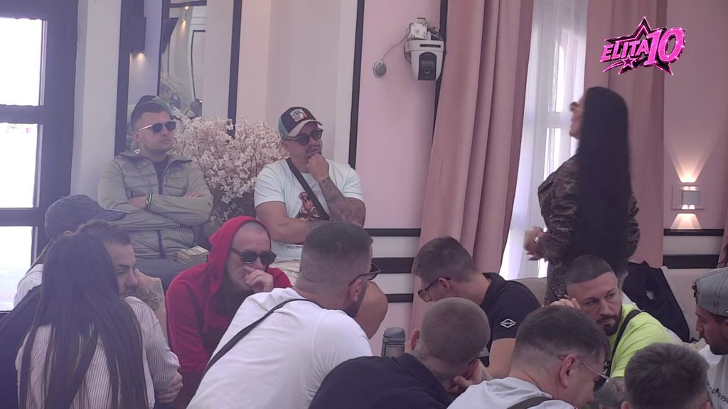 PORŠELINA UDARILA NA KARIĆA PRED SVIMA: Izjavila da je zaljubljen u Anđelu, a zatim ga pecnula za poruke – reakcije u Beloj kući ne prestaju (VIDEO)