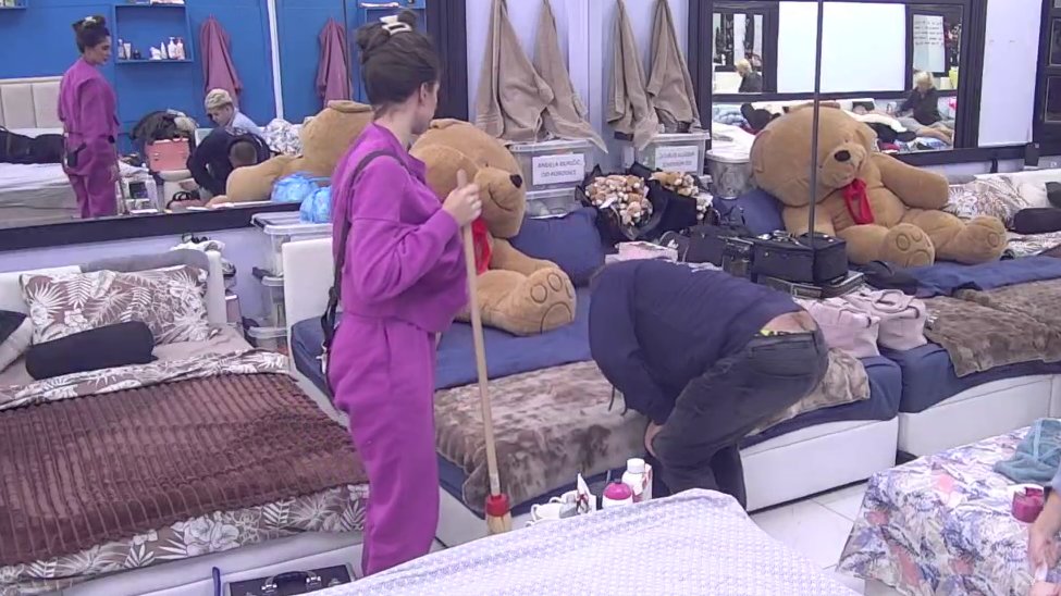 SVE OČI UPRTE U BELOJ KUĆI: Burek ne ispušta Anđelu iz vida, ukućani zbunjeni njihovim odnosom (VIDEO) – Burek i Anđela u Beloj kući
